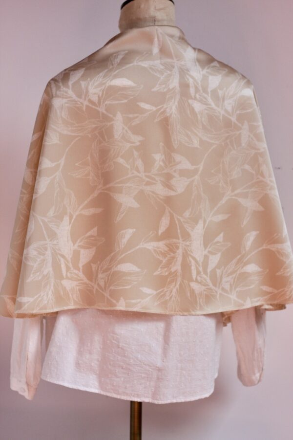 White on cream vest that can be worn five ways - Image 9