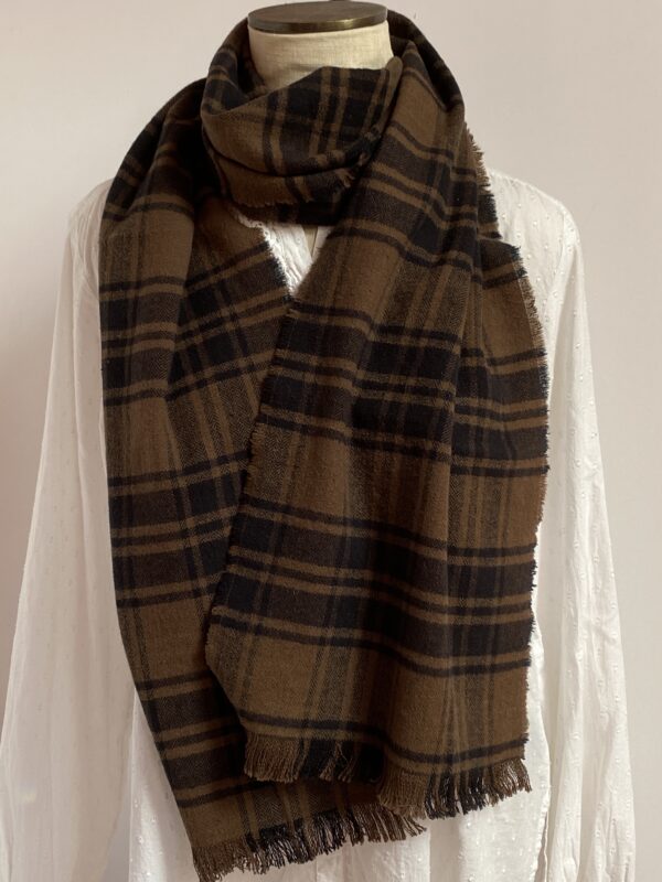 Black and brown plaid scarf - Image 2