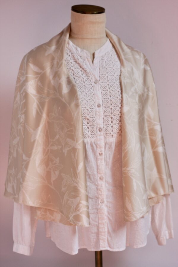 White on cream vest that can be worn five ways - Image 8