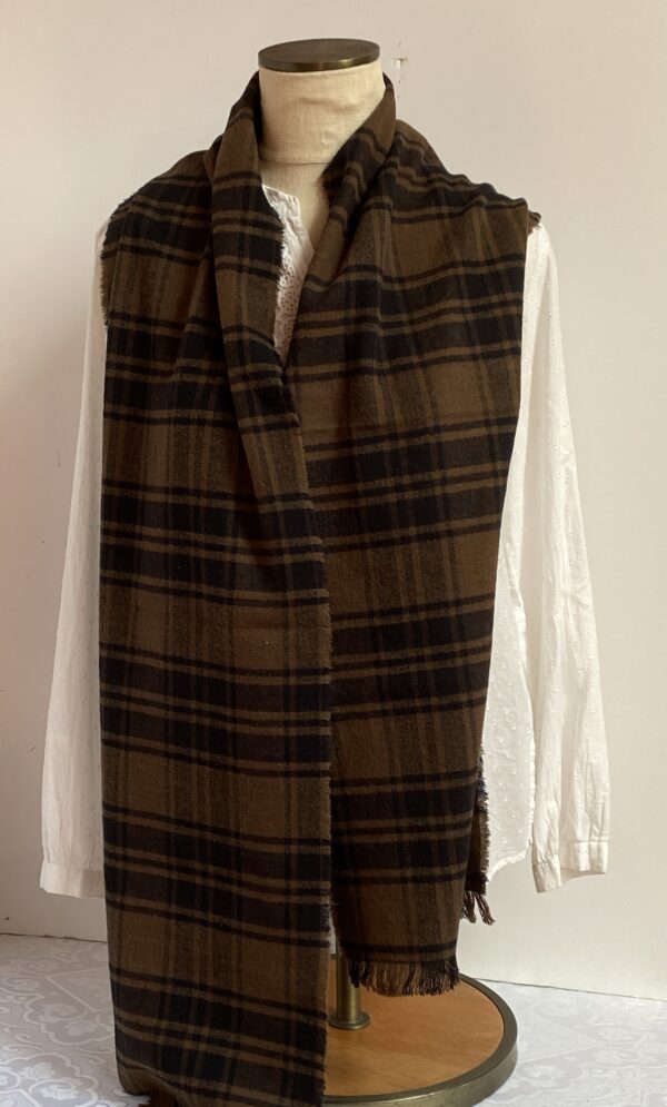 Black and brown plaid scarf - Image 3