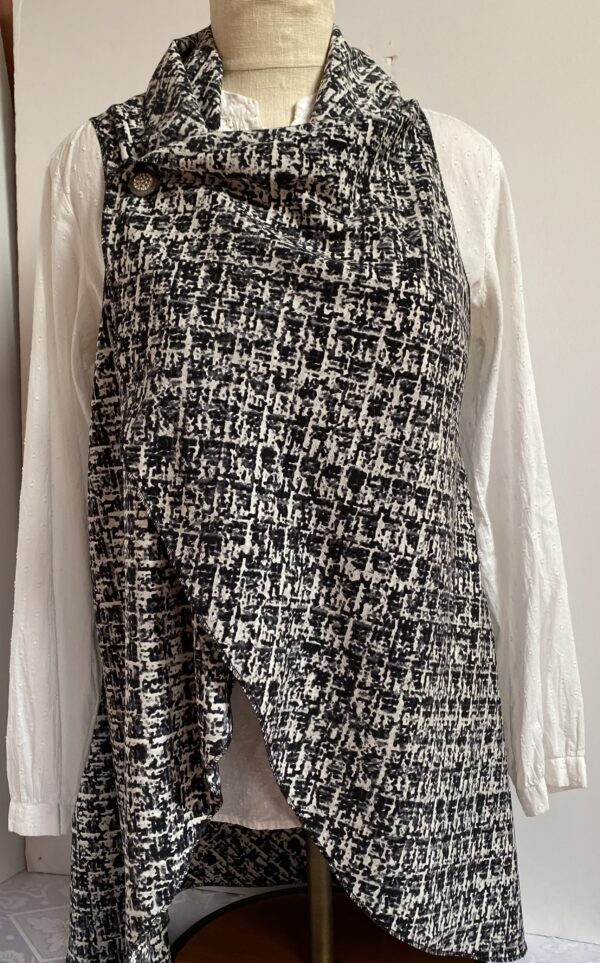 Black and white patterned vest - Image 4
