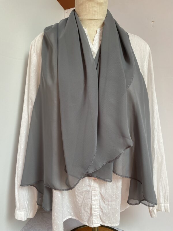 Gray vest in lightweight chiffon that can be worn five different ways - Image 5