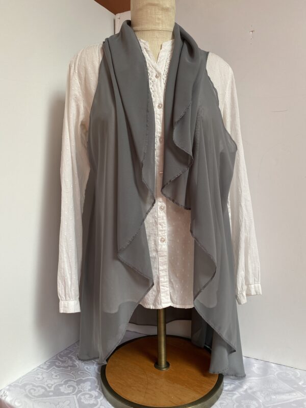 Gray vest in lightweight chiffon that can be worn five different ways