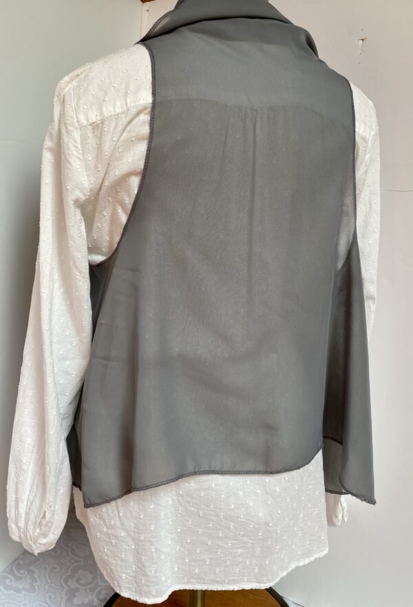 Gray vest in lightweight chiffon that can be worn five different ways - Image 6