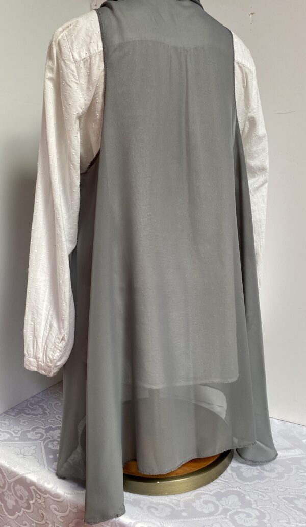 Gray vest in lightweight chiffon that can be worn five different ways - Image 2