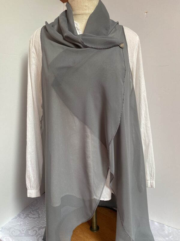 Gray vest in lightweight chiffon that can be worn five different ways - Image 4