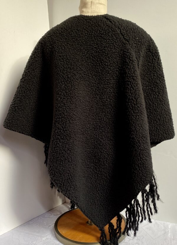 Black sherpa fleece poncho - Image 2