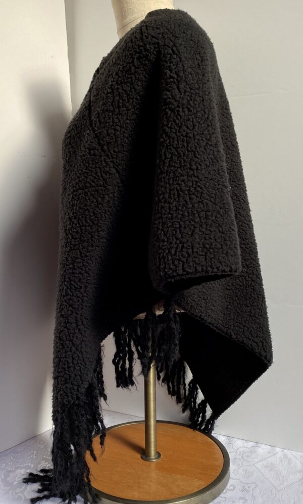 Black sherpa fleece poncho - Image 3