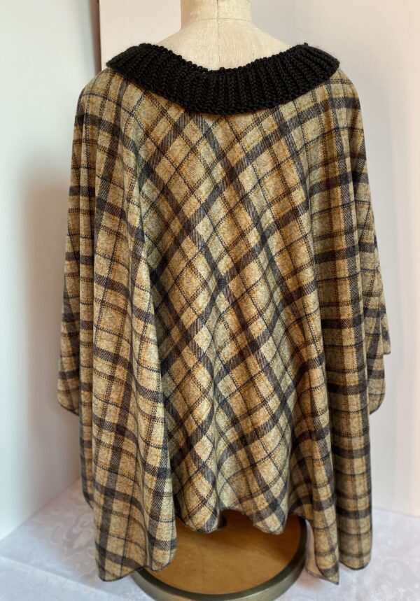 Brown plaid jersey knit fabric with knit collar - Image 3