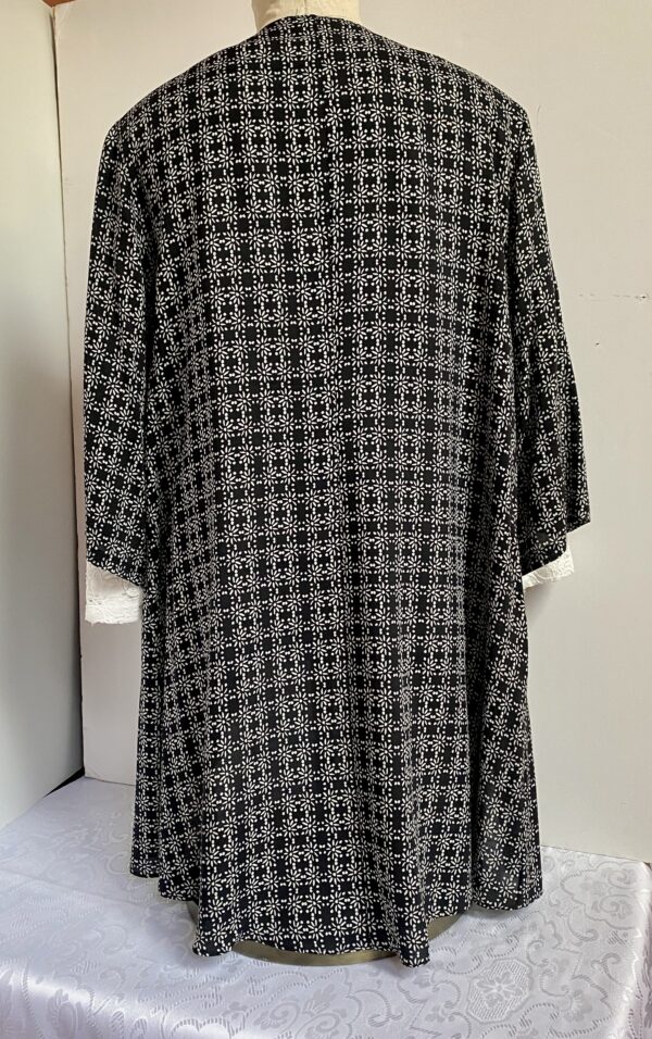 Black poncho with daisy design - Image 3